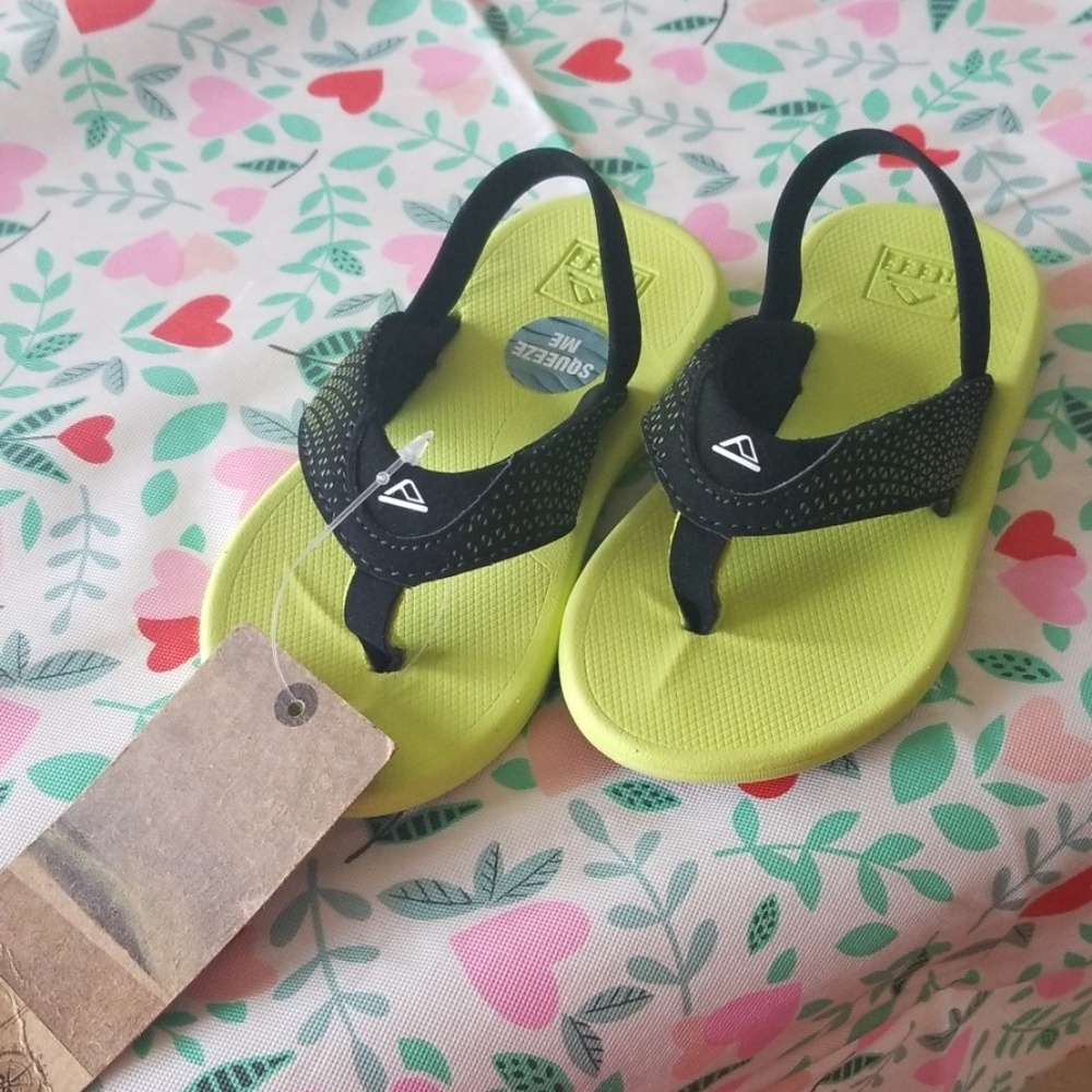 New toddler reef sandals size 5/ 6